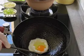 在家做饭🧑‍🍳一家三口简单午餐 今日菜单📋 🥣香菇青菜粥 🥔红肠土豆 🥩香菜豆干牛肉 #我的厨房日记 #不粘锅 #谁懂这一口的好吃程度 #家常菜 #学会快去试试吧🔥