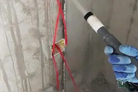 往线管内穿绳子的妙用 其实穿绳子有很多好处，可以提前知道哪些管堵了，后面也能用绳子拉线，当然，就是有可能绳子穿过去了，会卡住#电工涛哥