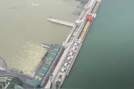 面对不断上涨的水位，丹江口大坝犹如定海神针，牢牢锁住来势凶猛的洪水猛兽，为下游人民撑起一片安宁的天空。#丹江口 #丹江口大坝视频封面