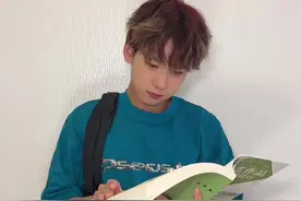 喜欢老师是吧？ 换套皮肤看你还敢不敢！#精神状态belike #大学生哪有不疯的 #00后当老师现状 #被学生表白 #教师穿搭指南视频封面