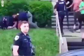 美国警察将被捕人戴上手铐之后放狗撕咬#美国警察 #美国警察执法 #国际新闻 #热点新闻事件 #新闻现场视频封面
