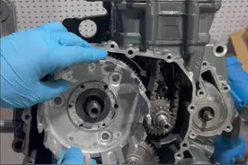 KTM390发动机装机过程，聊下保养注意事项，新款390的发动机排量来到了398.7排量。#ktm390 #ktm390duke