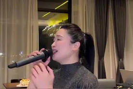 毕业三十年后同学聚会，当年班花酒后深情献唱，一开口惊艳全场#同学聚会 #红颜知己