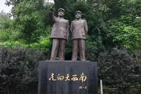 隔河相望的茶峒古镇和洪安古镇铭记着刘邓大军挺进大西南的足迹视频封面