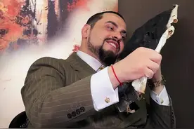 哇晒你们真的很会出挑战！鲨鱼皮我冲了！还找到家做国宴的店，中国家人们太会吃！#外国人吃中国美食 #鲨鱼皮 #TC在中国 #老外在中国视频封面