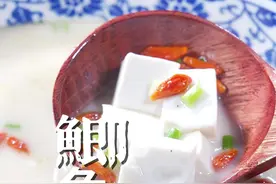 为什么每一次煮鱼汤汤却不白，其实就是少了这个小技巧，按我这样做鱼汤奶白 营养又好喝#奶白鲫鱼汤 #鲫鱼豆腐汤 #营养健康视频封面