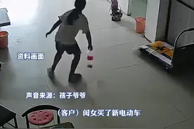 车辆失控冲向店内一岁多女孩，姐姐飞扑救下妹妹后续，爷爷：不需要赔偿，人没事就好。姐姐：碰着我不碍事，撞着妹妹就出事了。（央视网、中国青年报、大皖新闻综合）#姐妹#惊险#老头乐#暖心