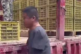 男子靠脚和嘴种植16亩猕猴桃为母亲盖新房子，四岁意外失去双肩父亲精神失常#懂事的让人心疼视频封面