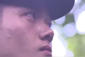 兵哥哥野外训练啃生肉补充能量！#致敬军人传递正能量视频封面