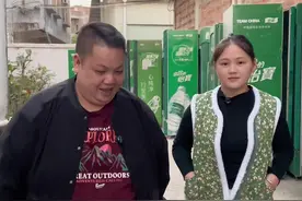 今天带表妹去总厨那里吃饭 #抖音商城年终狂欢季#幽默段子#全村最靓的仔视频封面