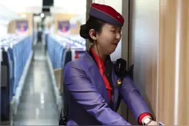 拒绝尴尬！动车上的卫生间到底怎么锁门？ #铁路 #西安 #火车迷