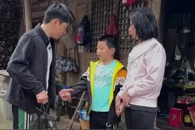 他只有8岁，却担起了照顾妈妈的重任。这么懂事的乖孩子，我们一起为他加油鼓掌吧！一定要把这条视频，给你家孩子看看。#关爱留守儿童 #dou爱公益日 #新农人计划2024 #乡村守护人 #传递正能量