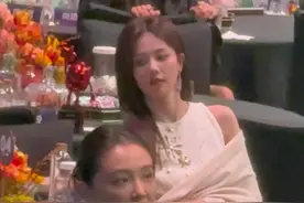 抓到台下的鹿鹿一只#白鹿 #2024爱奇艺尖叫之夜 #尖叫之夜红毯视频封面