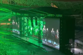 #凤凰传奇南昌演唱会 绿旋风！C33这边有个老哥摇红旗太带感了