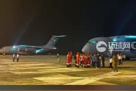 中国国际救援队抵达缅甸内比都，118名队员携6条搜救犬、2台救援车及救援物资，乘中国空军运—20飞机抵达灾区视频封面