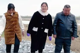 媳妇非常支持爸妈的生意、今天一大家子去打芦叶摆摊卖粽子，刚开始卖的挺好的、最近几天买的不太好、就不想干了还是媳妇开导的好，能买一点就比坐家里强、万事开头难贵在坚持。 #生活不会辜负每一个努力的人 #记录我的农村生活 #记录平凡生活 #记录我的农村远嫁生活视频封面
