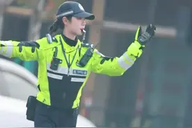 这几天是雾霾天气，美丽女交警为什么不戴口罩呢，是不是因为要吹口哨？#平安守护 #青春 #正能量视频封面