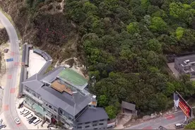 为深度挖掘哀牢山生态旅游资源，无人机自外围出发，穿梭至腹地，完成18公里往返飞行，带您领略其独特风光。#云南哀牢山仙境 #中国神秘哀牢山 #这就是地理课本上的地方 #自然奇境科普季
