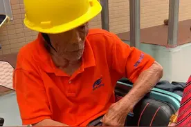 头条！震惊！有人当街欺负老人#户外直播现场 #带你看最真实的人生百态视频封面