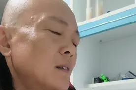 对面的女孩看过来，不要被我的样子吓坏。其实我很可爱哈哈哈@姜甲儒妈妈寻子成功 @姜甲儒哥哥 @姜甲儒 @北京李圣律师
