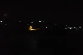 一边是死气层层，一边是热热闹闹，那边更有人气味