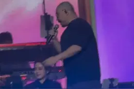 济南演唱会上，《情人》的完美呈现，让我们再次领略到了刀郎音乐的独特魅力。#刀郎济南演唱会 #刀郎济南演唱会歌单出炉 #刀郎官宣2025巡演场次 #情人#刀郎@DOU+小助手视频封面