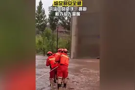 这就是独属于中国人的安全感吧？不管什么年龄，见到警察都叫叔叔
