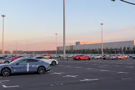 这就是雷军在北京的小米汽车总部。总投资高达630亿。小米汽车两班倒依然还是供不应求。那么小米汽车那么火爆，你会买吗？#小米su7 #内容启发搜索 #小米su7起火 #智驾视频封面