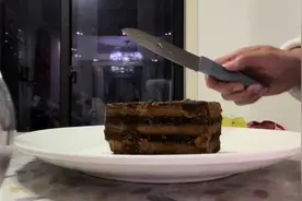 今天学到一个切红糖的方法#古法红糖 感冒初期喝点红糖水治感冒视频封面
