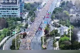 奖金100000美金！刚刚，2025武汉马拉松冠军诞生。视频封面