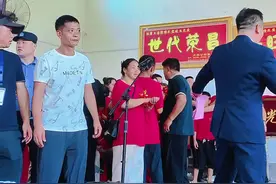 巴黎奥运会女子举重59公斤级比赛中，同样来自郴州桂阳的罗诗芳首登奥运赛场，一晚连续打破3项奥运纪录，摘得这一级别金牌，这也是中国举重队在女子59公斤级的首枚奥运会金牌！#罗诗芳 #中国举重 #奥运会冠军罗诗芳 #罗诗芳破世界纪录视频封面