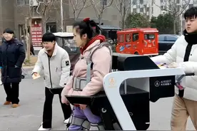 一直很疼爱舒涵的哥哥，妹妹一个眼神，哥哥都知道要什么😊😊#暖心一幕 #超有爱 #手足之情视频封面