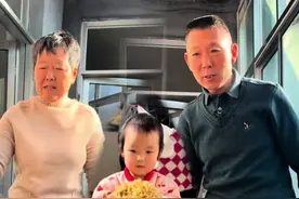 大年初三全家齐团圆，所有姨姨，还有兄弟姐妹们都聚在一起了，每年也只有过年的时候大家都有空在一起坐坐，聊一聊日常，这才是过年的意义#新年聚会 #过年了过年了 #新年快乐 @抖音短视频 @DOU+上热门 @DOU+小助手视频封面