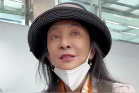 今天在机场偶遇明星接机场面。那叫一个气派！前呼后拥闪光灯咔咔的！于是…我就开始为难经纪人！#风华计划