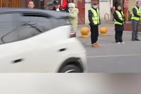 警校家中的“大喇叭” 北塘实验小学一保安用喇叭"喊"出上学畅通路视频封面