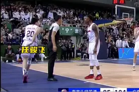 曾繁日任骏飞爆发冲突！场上互喷起来了！你怎么看待这件事？#广东宏远 #南京头排苏酒队 #杜锋视频封面