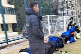 上海杨浦白洋淀u15交流赛，舟山佳玉俱乐部1:1上海飞翼俱乐部.场边佳玉俱乐部创世人王佳玉大声叫喊小球员跑位，这两年佳玉俱乐部成绩还是不错，希望王佳玉在足球青训道路上越来越好！#上热门 @舟山佳玉FC @TEAM CHINA 上海飞翼足球俱乐部 #足球青训 #青少年足球视频封面