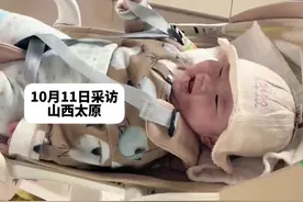 男子带五个月宝宝去动物园，到猩猩区域后，猩猩抱着腿一脸慈爱地看着宝宝#猩猩太聪明了 #猩猩 #宝宝