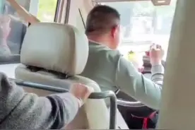 客车司机驾驶时，双手离开方向盘嗦粉，交管部门：驾驶员无限期下岗。视频封面