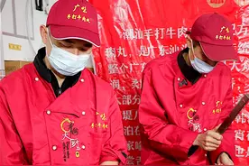 头一次在武汉吃到了，油炸的广东手打牛肉丸，一口一个是真的香。 #人间烟火 #寻找年味 #炸圆子 #内容启发搜索 #城市里的烟火气视频封面