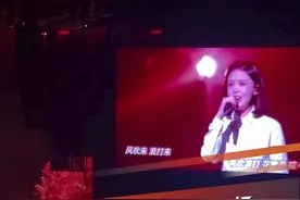 4月27日，刀郎深圳演唱会第二场，徐子尧和刀郎合唱《珊瑚颂》，现场观众：“震撼！太嗨了！”视频封面