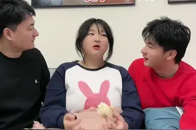这回你们知道我家姑娘为什么会肉肉的了吧，有这么一个宠她入骨的老爸和哥哥，闺女少吃一口他们都不愿意，无论什么样子在他们眼里都是最美的😅#家庭 #搞笑 #爸爸的小棉袄 @韩雪（小号）