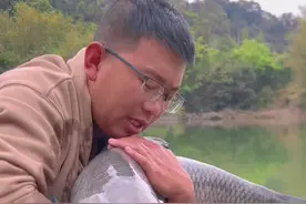 钓到大青鱼，他居然这么做你可以理解吗？水库钓到大青鱼，他却选择这么做！#钓鱼人 #2024dou来钓鱼 #解锁秋冬钓鱼爆护的秘密 #dou是钓鱼人 #最适合冬天的钓鱼经验来了视频封面