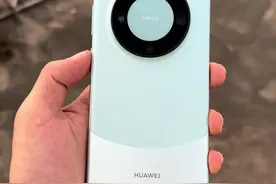 买了 Mate 60 Pro几天了。说实话，真的不建议 大家买华为 Mate 60 Pro! 现在谈谈我的真实使用感受，相对于某果14Pro Max 手机来说真的不好用。主要有以下几点： 1. 信号太强了，电梯，地下车库全都是满格信号，到哪付款都不能装信号不好。 2． 充电太快了，手机一会儿就能充满电，用一天都还有 35%左右的电量。 3. 最大的问题，也是我最不能接受的问题，扬声器总是会有莫名其妙的杂音，尤其是和家里的某果放在一起的时候。 我凑近一听：遥遥领先，遥遥领先，遥遥领先，还是遥遥领先！#华为 #华为mate60pro #手机 #数码科技 #手机📱视频封面