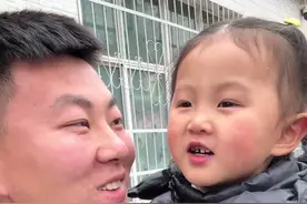 3岁闺女第一天上幼儿园不哭不闹，第二天却因天气冷爸爸不愿让去，妈妈说太过于娇惯#人类幼崽 #日常vlog #萌娃 #幼儿园视频封面