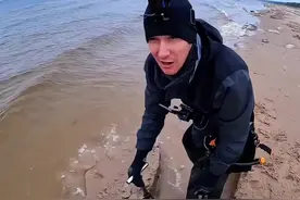 国外小哥沙滩淘金，结果真有大发现 #带你看世界 #海外视频 #抖音看世界视频封面