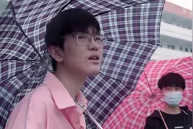 杰杰新女友身份冲上热搜！ 曾是腐向同人文作者！多个 lpl