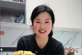 今天用了三个鸡蛋一碗面粉做了蒸面包，松软香甜又拉丝，真的很好吃#蒸面包 #早餐 #面食 #美食教程