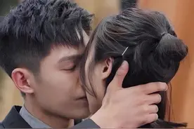 哈哈哈哈哈大家的反应让这场吻戏的可看度提高了一个层次…#王锵荧幕初吻给了高海宁 #王锵 #高海宁 @DOU+上热门视频封面