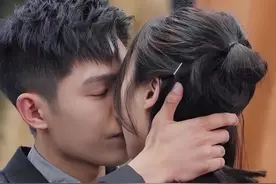 哈哈哈哈哈大家的反应让这场吻戏的可看度提高了一个层次…#王锵荧幕初吻给了高海宁 #王锵 #高海宁 @DOU+上热门视频封面